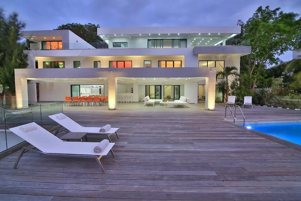 Luxury Villa On The Lagoon Lowlands