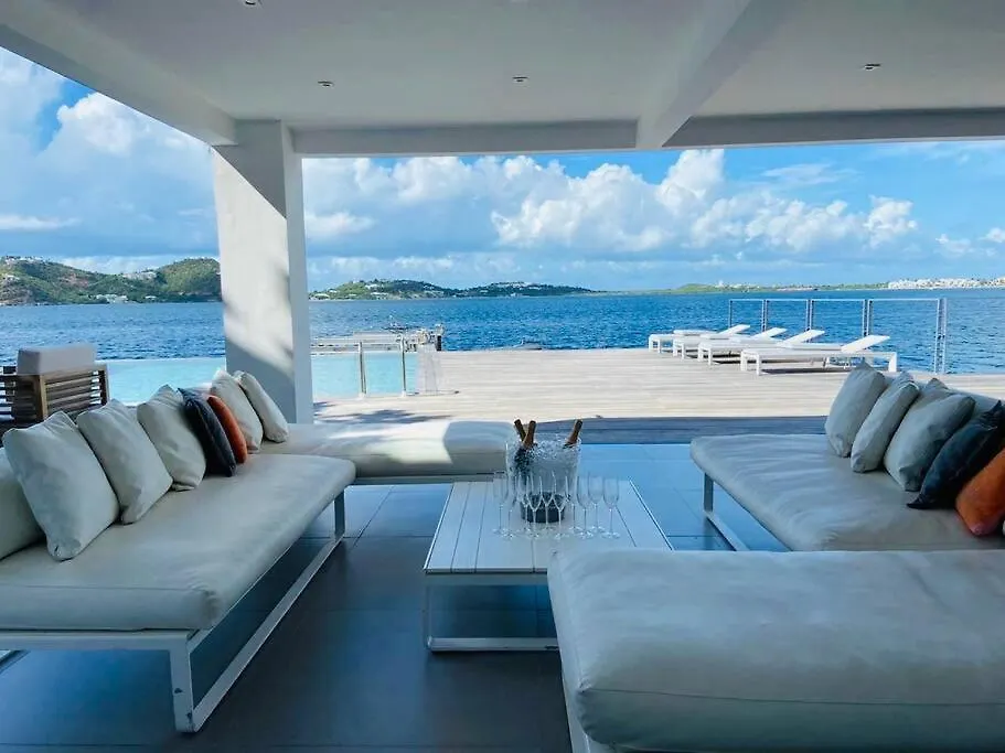Luxury Villa On The Lagoon Lowlands