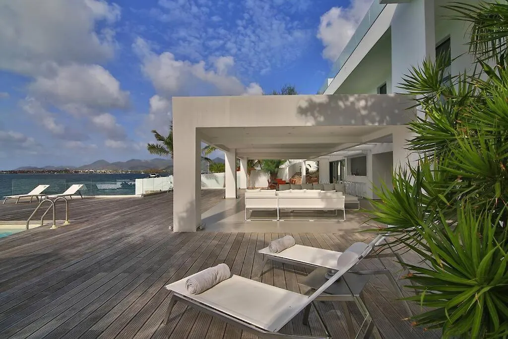 Luxury Villa On The Lagoon Lowlands